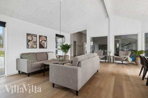 Sofaen i luksushus nr. 923 i Lolland/Falster/Møn er perfekt for å hygge seg med et brettspill eller se en film sammen.