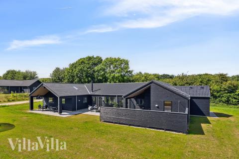 Dette lekre huset med svømmebasseng, nr. 923, med plass til 30 personer, ligger i Lolland/Falster/Møn