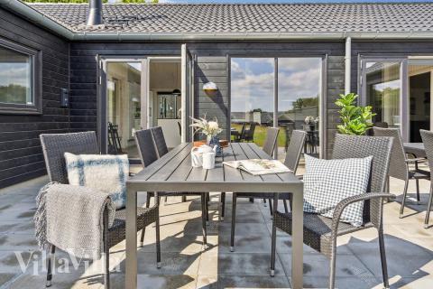 På terrassen i feriehus nr. 923 er det plass til 30 personer.