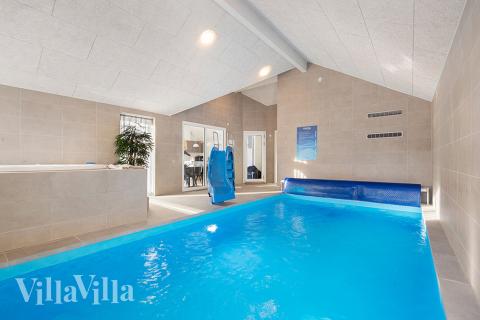 Feriehus 808 har et flott basseng med sklie, et stort innebygd boblebad og en badstue