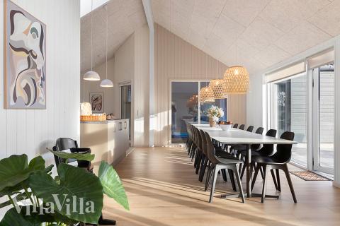 Det er plass til 20 personer i det store lyse oppholdsrommet i luksushus nr. 808.