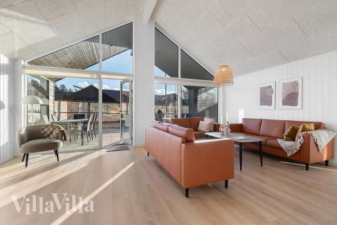 Sofaen i luksushus nr. 808 i Østjylland er perfekt for å hygge seg med et brettspill eller se en film sammen.