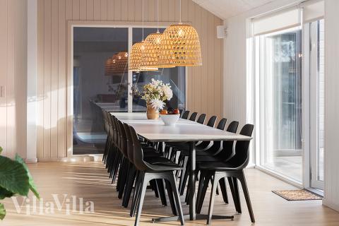 Det er god plass til at 20 personer sitter sammen i feriehusets oppholdsrom under et besøk i luksushus 808 i Østjylland.