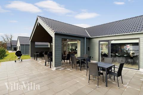 Nyt en grillkveld på terrassen i luksushus nr. 808 i Østjylland