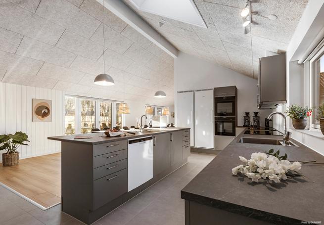 Det er plass til 30 personer i det store lyse oppholdsrommet i luksushus nr. 806.