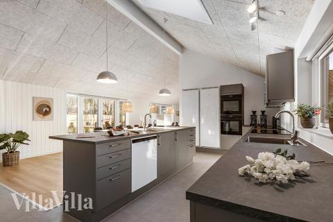 Det er plass til 30 personer i det store lyse oppholdsrommet i luksushus nr. 806.