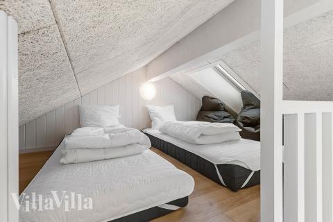 Noen av de 30 soveplassene i luksushus nr. 806 finnes på hems