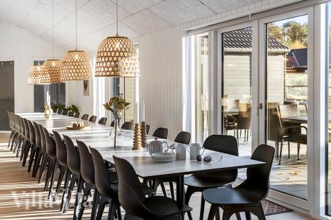 Det er god plass til at 30 personer sitter sammen i feriehusets oppholdsrom under et besøk i luksushus 806 i Østjylland.