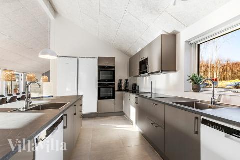 Kjøkkenet i luksushus nr. 806 er fullt utstyrt så dere lett kan lage mat til 30 personer.