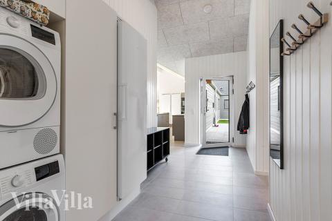 Det romslige inngangspartiet til luksushus nr. 806 i Østjylland