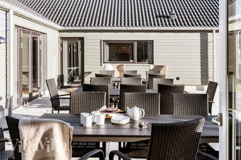 Luksushus nr. 806 har en deilig terrasse med gode hagemøbler til 30 personer.
