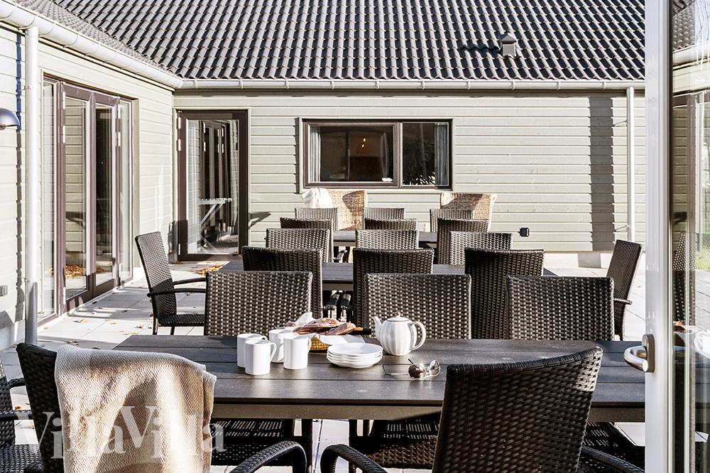 Luksushus nr. 806 har en deilig terrasse med gode hagemøbler til 30 personer.
