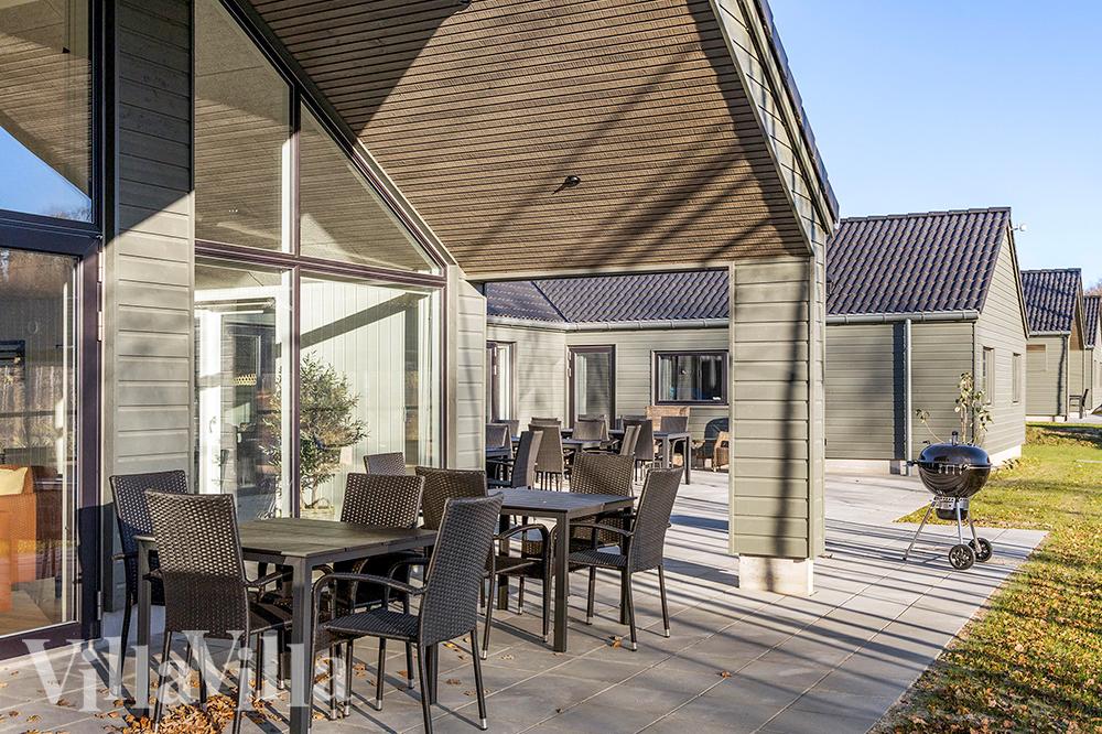 Nyt en grillkveld på terrassen i luksushus nr. 806 i Østjylland