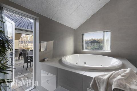 Nyt varmen i boblebadet i luksushus nr. 802 i Østjylland