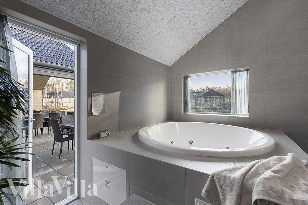 Nyt varmen i boblebadet i luksushus nr. 802 i Østjylland
