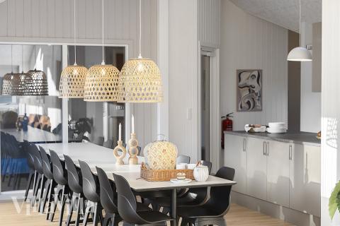 Det er plass til 16 personer i det store lyse oppholdsrommet i luksushus nr. 802.