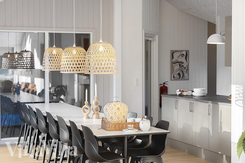 Det er plass til 16 personer i det store lyse oppholdsrommet i luksushus nr. 802.