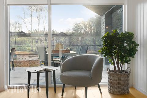 Det er god plass til hygge i feriehusets sofagruppe under oppholdet i luksushus nr. 802