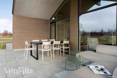 Nyt en grillkveld på terrassen i luksushus nr. 903 i Nordjylland