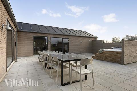 På terrassen i feriehus nr. 903 er det plass til 20 personer.