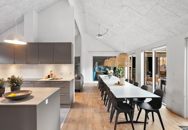 Det er plass til 20 personer i det store lyse oppholdsrommet i luksushus nr. 911.