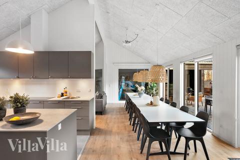 Det er plass til 20 personer i det store lyse oppholdsrommet i luksushus nr. 911.