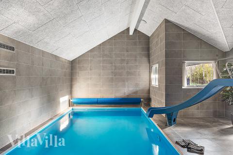 Feriehus 911 har et flott basseng med sklie, et stort innebygd boblebad og en badstue