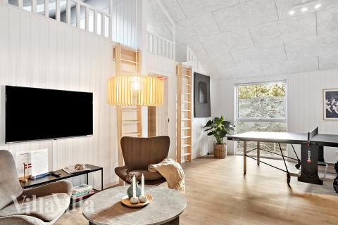 I tillegg til alle aktivitetsmulighetene i husets bassengavdeling, kan du også spille biljard, bordtennis og dart i luksushus nr. 911