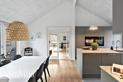 Det er god plass til at 20 personer sitter sammen i feriehusets oppholdsrom under et besøk i luksushus 911 i Lolland/Falster/Møn.