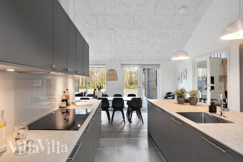 Kjøkkenet i luksushus nr. 911 er fullt utstyrt så dere lett kan lage mat til 20 personer.