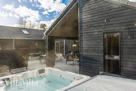 På terrassen i feriehus nr. 911 er det plass til 20 personer.