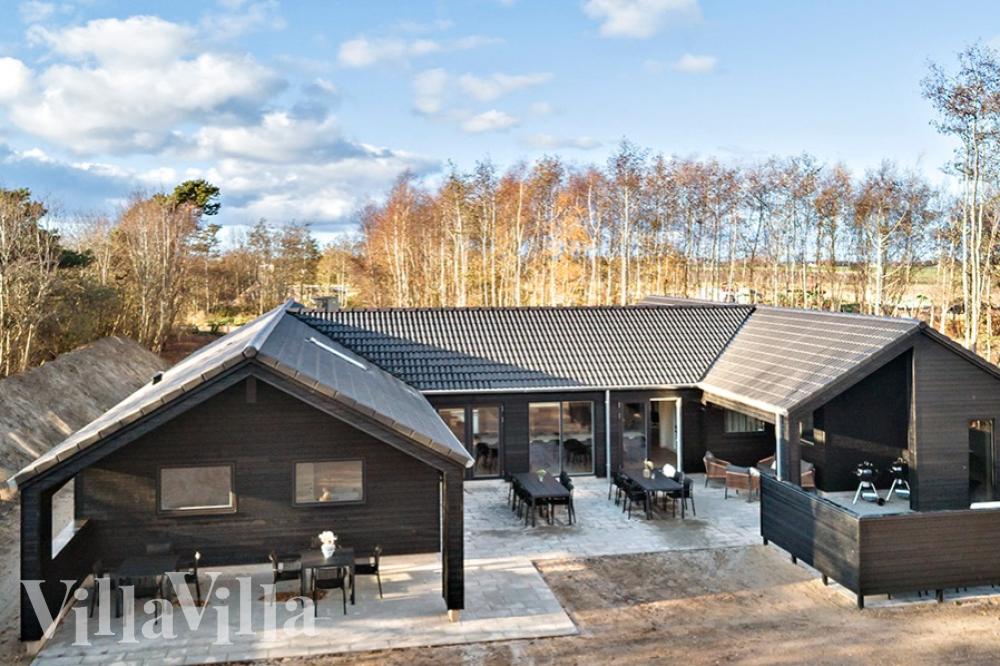 Dette lekre huset med svømmebasseng, nr. 911, med plass til 20 personer, ligger i Lolland/Falster/Møn