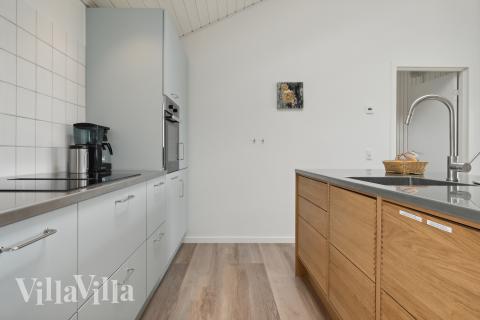 Kjøkkenet i luksushus nr. 927 i Bornholm er godt innrettet.