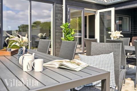 På terrassen i feriehus nr. 927 er det plass til 8 personer.