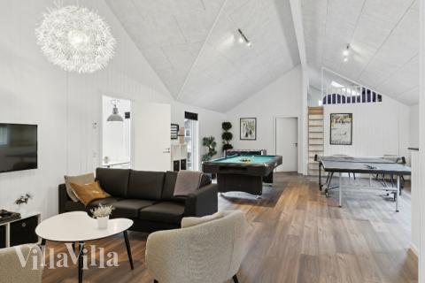 Luksushus nr. 351 til 22 personer tilbyr et stort aktivitetsrom med bl.a. biljard og dart