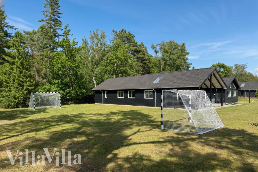 I det attraktive feriehuset nr. 351 i Nordsjælland finnes det mengder av utendørsaktiviteter, som leketårn og huskestativ.