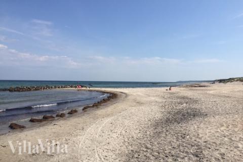 Stranden nær luksushus nr. 351 i Nordsjælland er ideell til gåturer.
