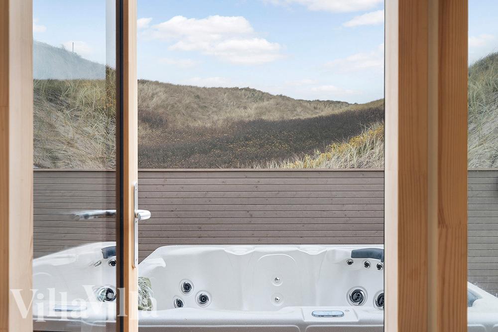 Nyt varmen i boblebadet i luksushus nr. 900 i Vestjylland