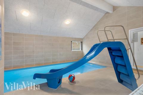 Feriehus 900 har et flott basseng med sklie, et stort innebygd boblebad og en badstue