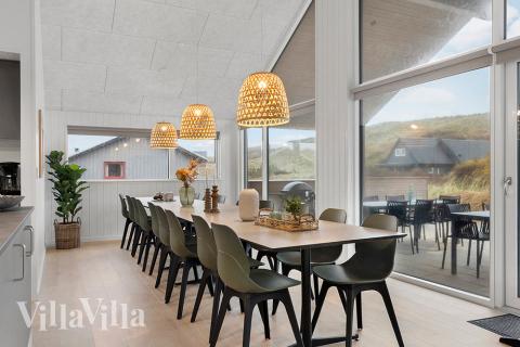 Det er plass til 18 personer i det store lyse oppholdsrommet i luksushus nr. 900.