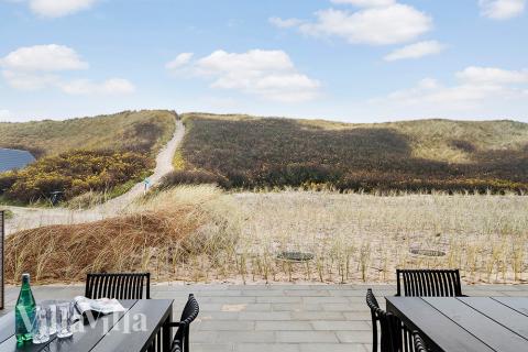 På terrassen i feriehus nr. 900 er det plass til 18 personer.