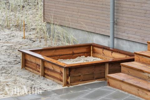 I det attraktive feriehuset nr. 900 i Vestjylland finnes det mengder av utendørsaktiviteter, som leketårn og huskestativ.