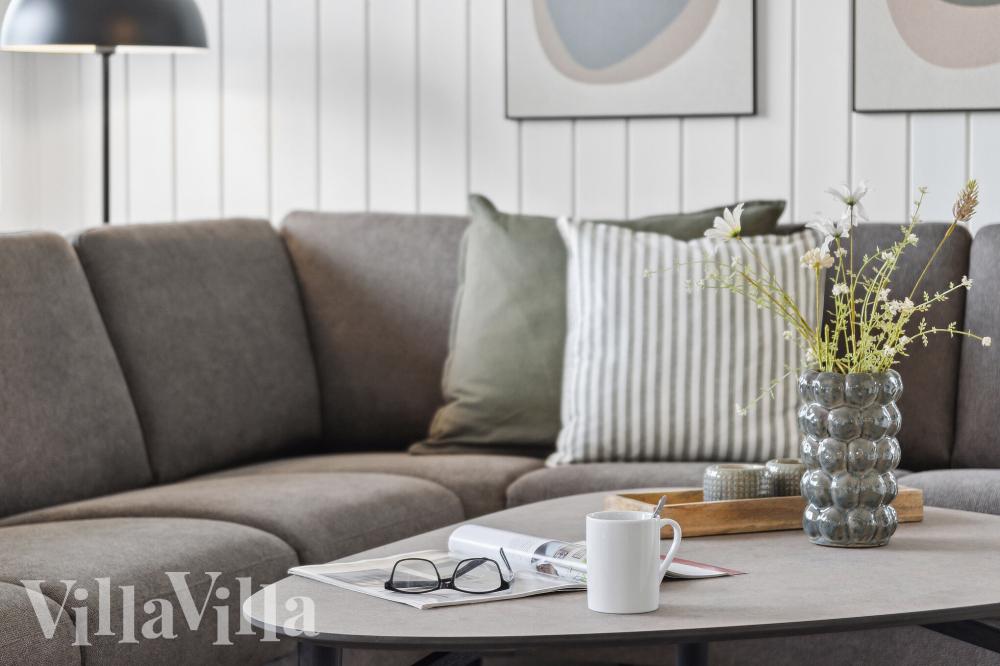 Sofaen i luksushus nr. 921 i Fyn og øyer er perfekt for å hygge seg med et brettspill eller se en film sammen.