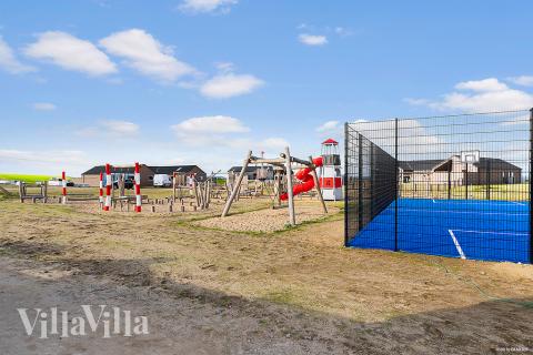 I det attraktive feriehuset nr. 921 i Fyn og øyer finnes det mengder av utendørsaktiviteter, som leketårn og huskestativ.