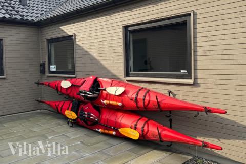 I det attraktive feriehuset nr. 665 i Fyn og øyer finnes det mengder av utendørsaktiviteter, som leketårn og huskestativ.