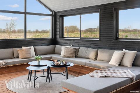 Nyt en grillkveld på terrassen i luksushus nr. 910 i Lolland/Falster/Møn