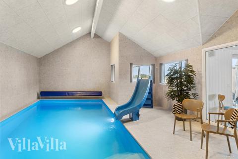 Feriehus 910 har et flott basseng med sklie, et stort innebygd boblebad og en badstue