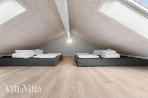 Noen av de 30 soveplassene i luksushus nr. 910 finnes på hems