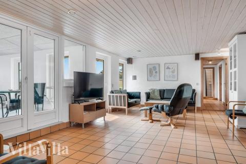 Sofaen i luksushus nr. 937 i Vestjylland er perfekt for å hygge seg med et brettspill eller se en film sammen.