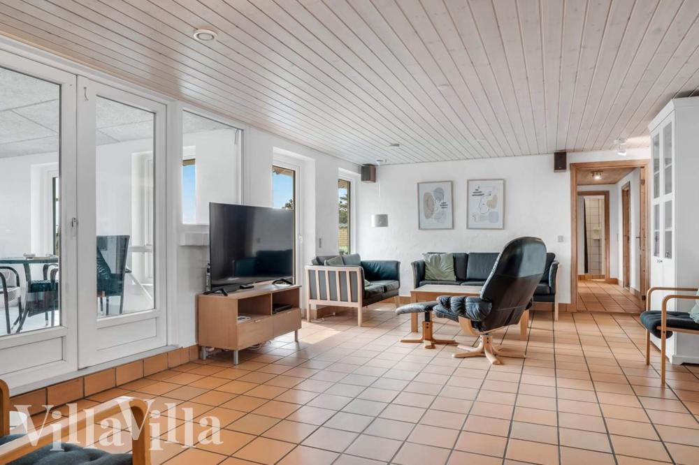 Sofaen i luksushus nr. 937 i Vestjylland er perfekt for å hygge seg med et brettspill eller se en film sammen.